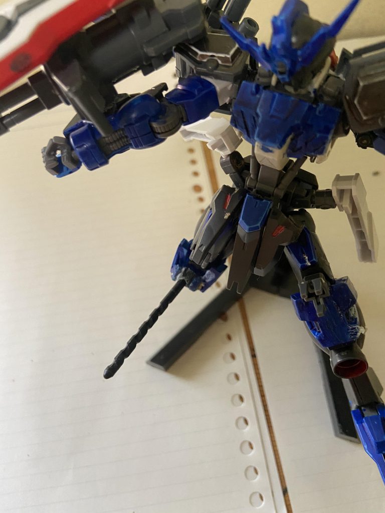 すかさずドリールニーで貫く、トランザムを発動したバルバトスにも障害物の多い場所へ誘い込んでからこのコンボをお見舞いした。