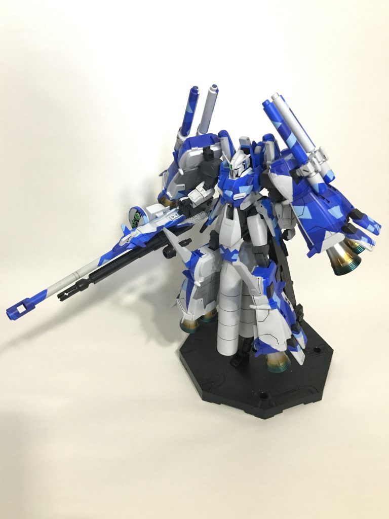 背景を白と黒の両方撮りました全体の青をちょっと多めに、青だけで3色使用してます