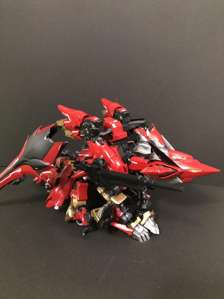 四足動物でぜひともやりたかった「おすわり」(笑)後脚に関節が無いので物理的にはおかしいですが、可愛いのでよしとします。我が家ではこの格好で飾ってます。