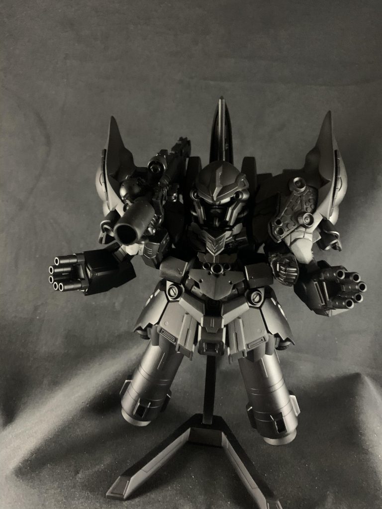 下地を黒で塗装しこれから筆塗りに突入です。バズーカも短くしてみました。肩のスラスターみたいなのの位置も変えてみました。