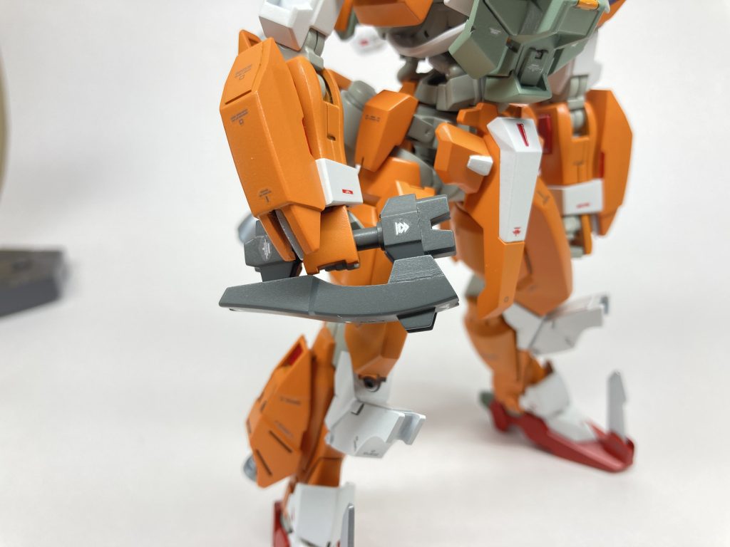 専用大型ビームソード専用のビーム刃を形成する近接武器ですが、このグリップのみでは刃を出す事は不可にし、後述の方法で出せる様な感じにしてオリジナリティーを出しました。パーツ自体はレギンレイズのツインパイル基部とMGガンダムXから。 