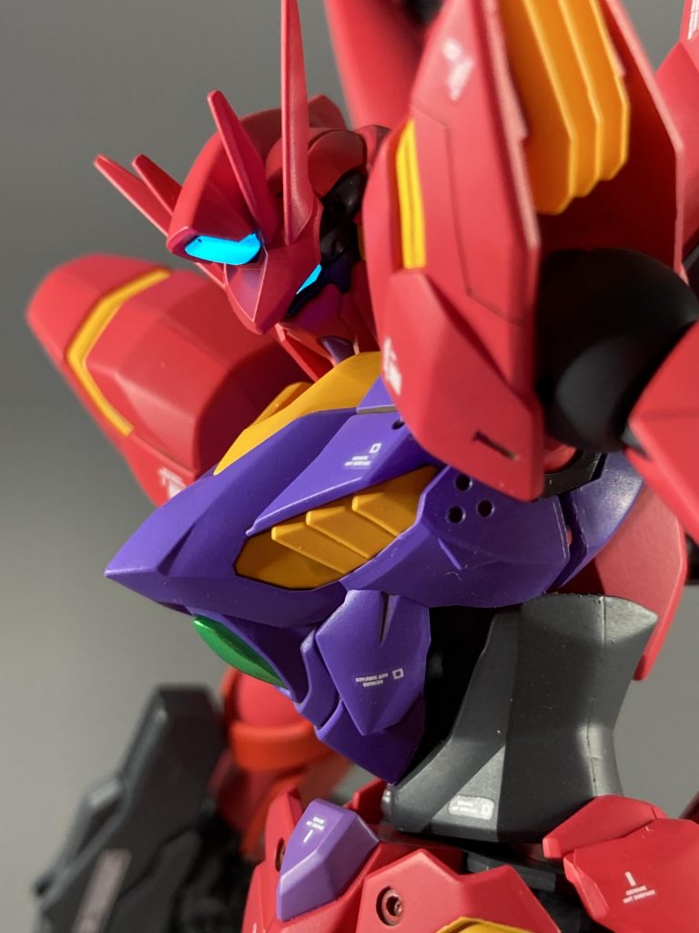 カメラ類には蛍光塗料を使っているのでブラックライトで発光します。