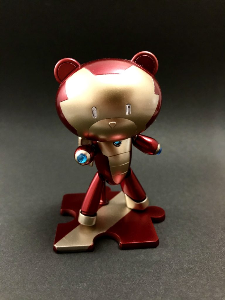 ランナーを腕部の穴に収まる長さにカットし、同じくHアイズを接着することで取り外し可能なアイアンマンのリパルサーレイを表現。腕部の穴は3mmなので、エフェクトパーツに差し替えれば発射形態も表現可能になります。アークリアクターも同様ですが、Hアイズ裏面にはシルバーのラピーテープを貼り、裏面が透けても輝くようにしています。