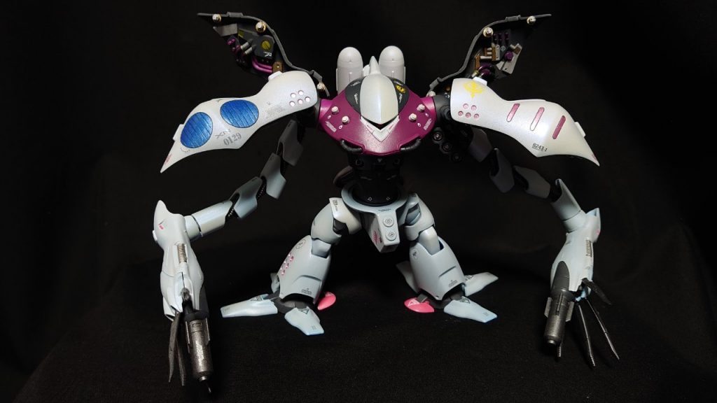 印象的な肩は筋彫りで再現。ジョイントを使って4枚羽にし、内側にパーツを詰め込んでいます。最初はハマーン様専用機を作る予定でしたが、サイクロプス隊のマークをつけることに我慢が出来なくなり、フェイクキュベレイに名前を変えました。