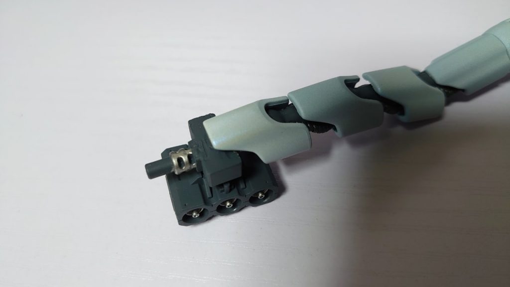 ここでトラブル発生。塗装後に左腕の付け根のジョイントが紛失しました。注文しかけたところで、いや、作ればええやんとジャンクパーツを漁り、何を使ったかは覚えていませんが、適当なパーツを加工して強引につなげました。違和感を消すため&ただでは転ばない精神で武器も追加。