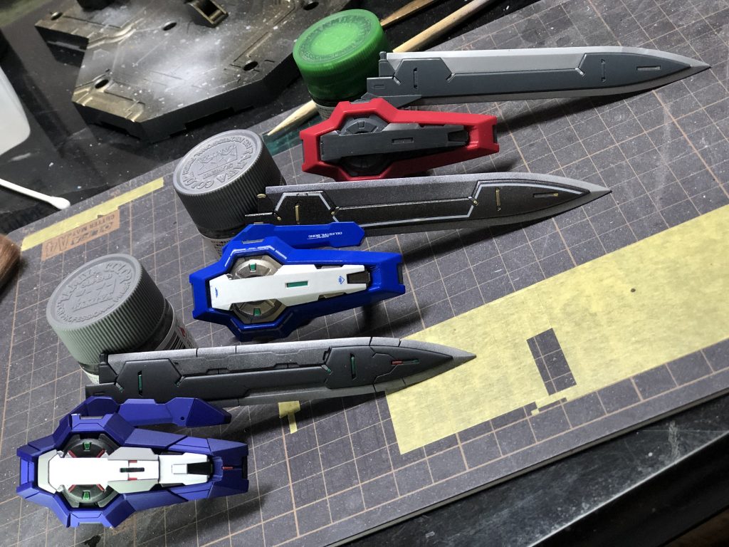 上からパチ組み、塗装、改造塗装です。PGのデザインに近づけるようにディテールアップしました。