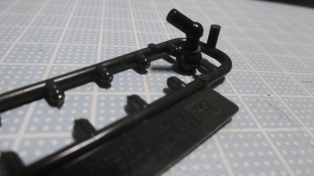 メガミデバイスで余剰パーツになる、POM製Zランナーの可動軸を種ザク関節の代わりに使い、幅詰めしてみました。途中で曲がるため、軸の向きを変えれば肩の可動域も広がります。