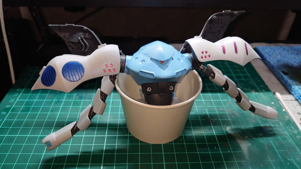 思えば製作途中の様子を全く残していませんでした(この状態からも剥がしてるんですが…)。これ以降はボツになって塗装を剥がした案ばかり。頭の部分を使ってキュベレイの目を再現してみたんですが、某使徒にしか見えないのでやめました。