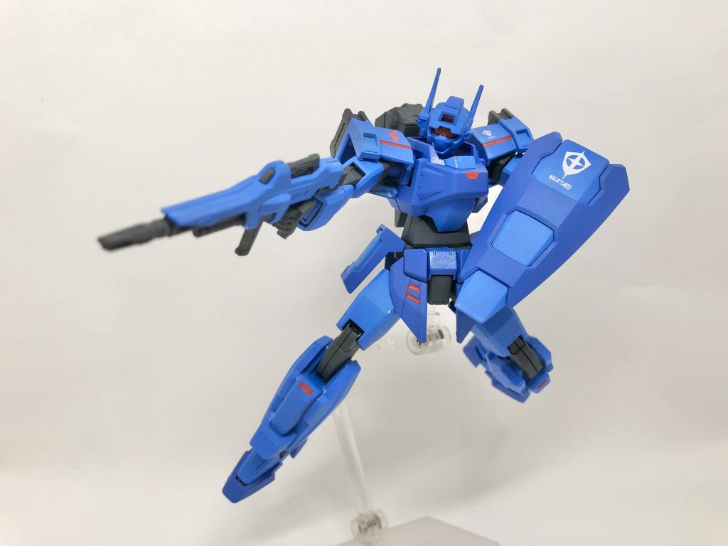 地球連邦軍直轄のとある研究所で秘密裏に開発された試験機で、機体のリミッターを解除することで機動性が飛躍的に向上し、一般兵でもXラウンダー同等のパフォーマンスを発揮できる謎のシステムを搭載しています。当然パイロットは部品扱いです。自身のXラウンダー適性に見切りをつけさせられ、さらには尊敬する上官を目の前で失ったアセムが悪魔に魂を売りこの機体に乗り込むって妄想を形にした作品でもあります。闇が深すぎるっピ!!!