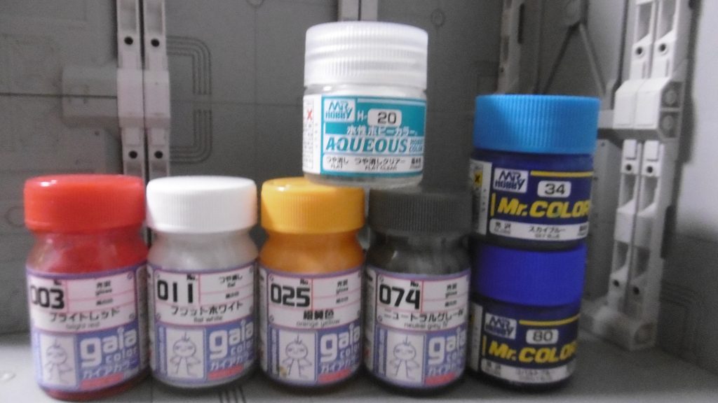 若干ピンボケしているようですが、今回も筆塗りです。ニセがんだむ・ニセがんきゃのんと同様に、より明るい色を中心に。