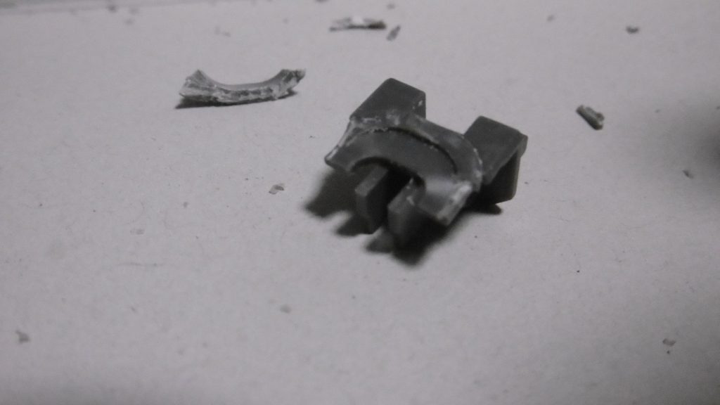 ガンキャノン頭部はそのまま使えず、胴体側の首周りを大幅に加工。ニセがんと同じように外装のパーカー部?も切り落としています。