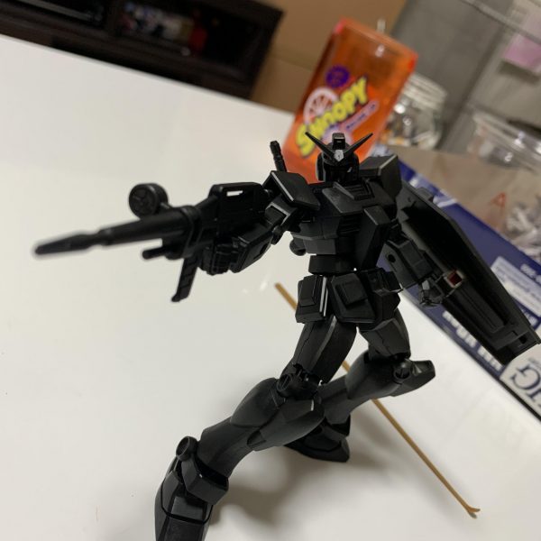 製作中のEGガンダムとりあえず合わせ目消して黒サフ吹いてみたものの、具体的なカラーリングは未定…ウェザリングの練習もしたいなぁ、と思ったり初心者はやる事盛り沢山ですねー使用サフ:ガイアノーツEVOブラック（1枚目）