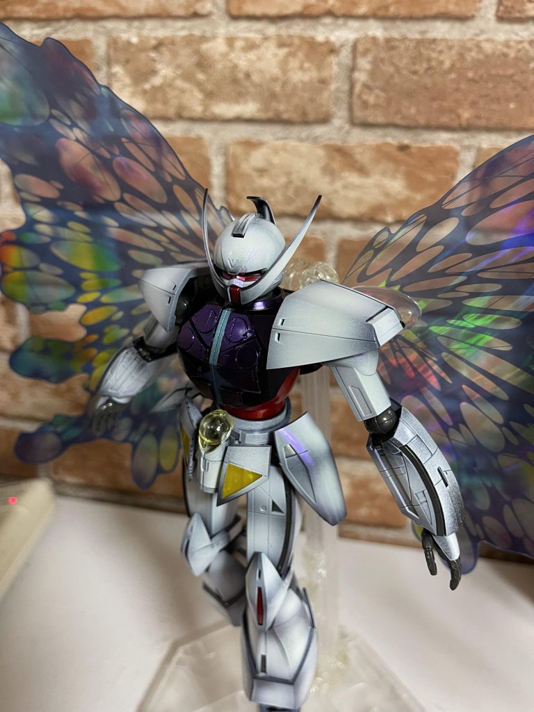 黒下地で白グラデーションの上にクレオスのアメジストパープルを塗装することで黒部分は紫、白部分は光加減で紫色に光るようになります。