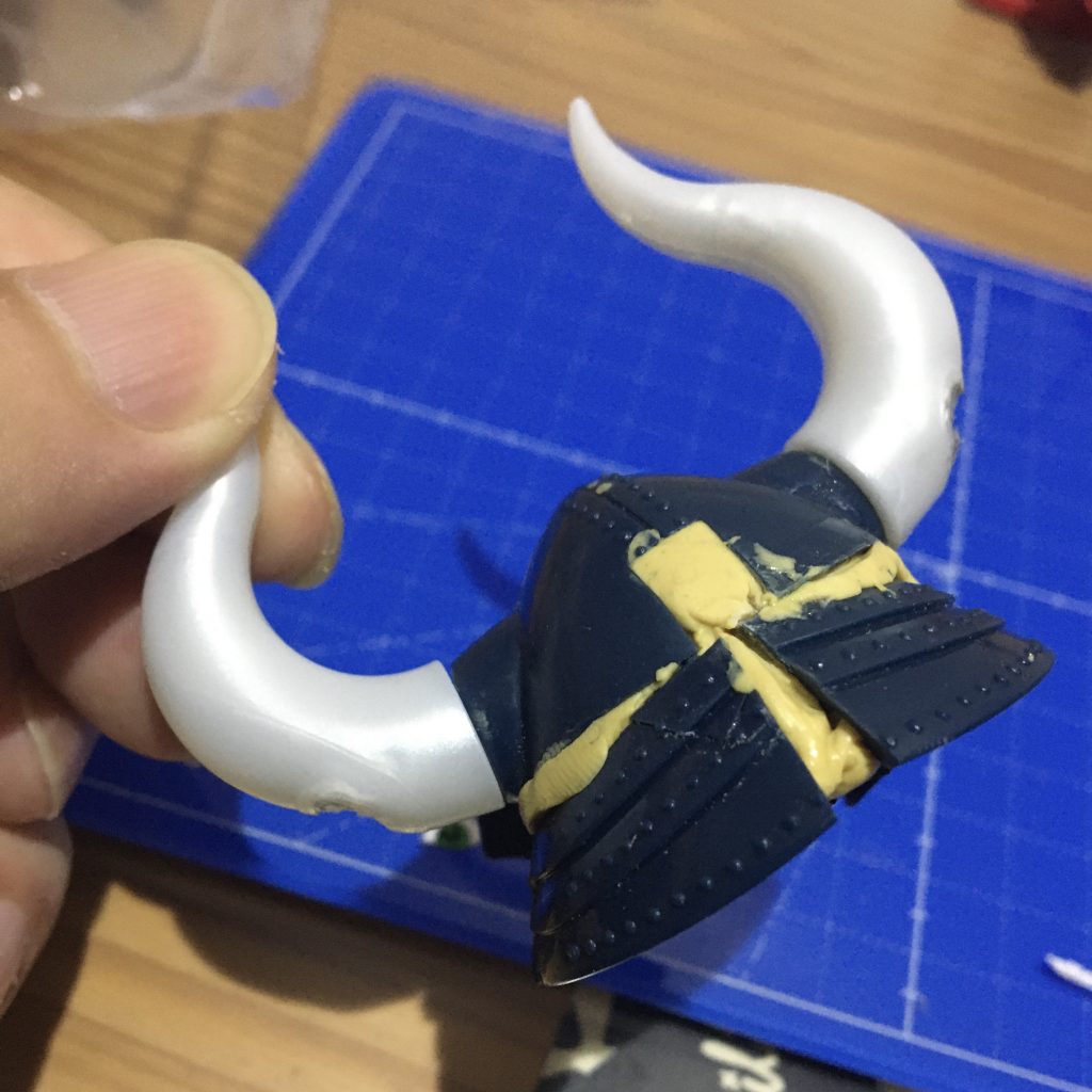元祖SDから兜がでかいので、加工したらプラが劣化してて割れまくる…ツノは迅風頑駄無から拝借して加工