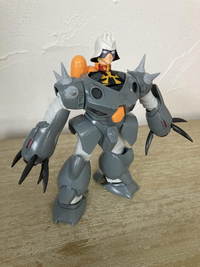 ズゴックE(試験機)のちょっと撫で肩をゴマかす為、ザク風の肩スパイクにしました。