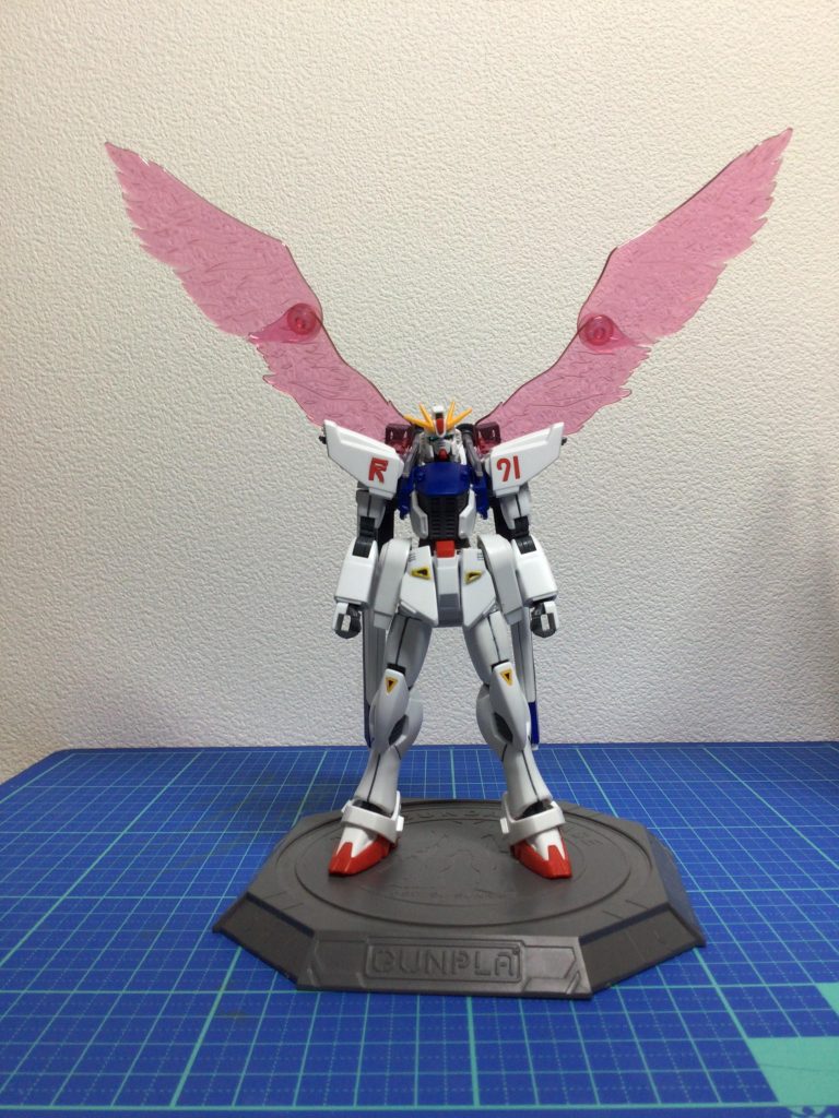 基本的な構造はF91と変わらないが、特徴的なウイングが背部にある。これは実態を持つものでなく、ビームを変異させ出現させている。また、左腕部のビームシールドはオミットされている。