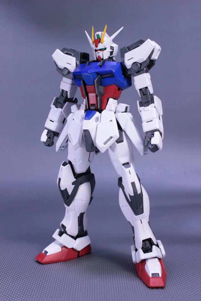 ストライクルージュ本体白サフ吹いてからキャラクターホワイトで塗ったんですが最初はグレーサフ吹いた方が良かったのかな?外装から見える腰アーマー、胸部内部の一部をシルバーで塗ってアクセントにしています。