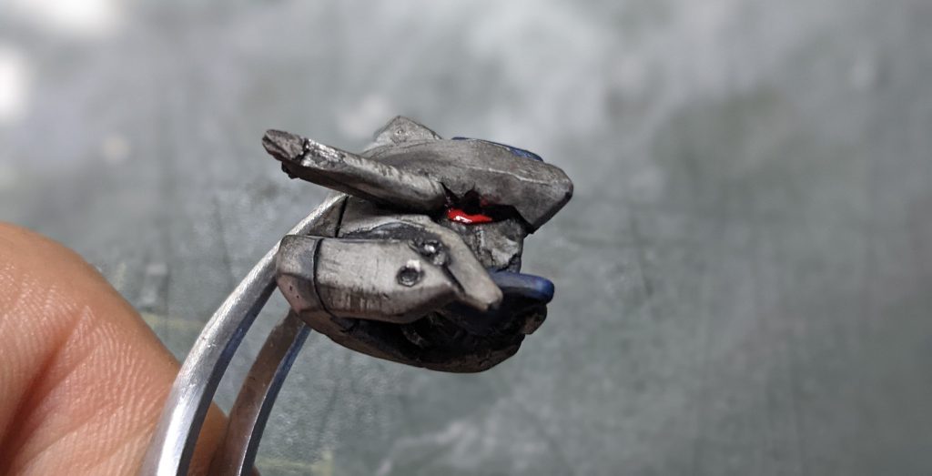 眼光エフェクトは2種類あり、目の上に穴を開けて取り付けています。顔に傷がある上に、穴を黒で塗ったので分かりにくいと思います。