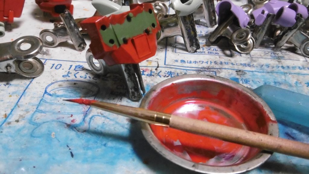 隠蔽力が強めなガイアノーツカラーを以てしても、ザクウォーリアの濃緑成型色は強敵でしたね。一度塗りでは上部ピン周りのように下地成型色の影響を大きく受け、何度も重ね塗りを繰り返しました。多分8度くらい塗り重ねたかな?と。正直この構成でもう1体は作りたくないですね。さらば108