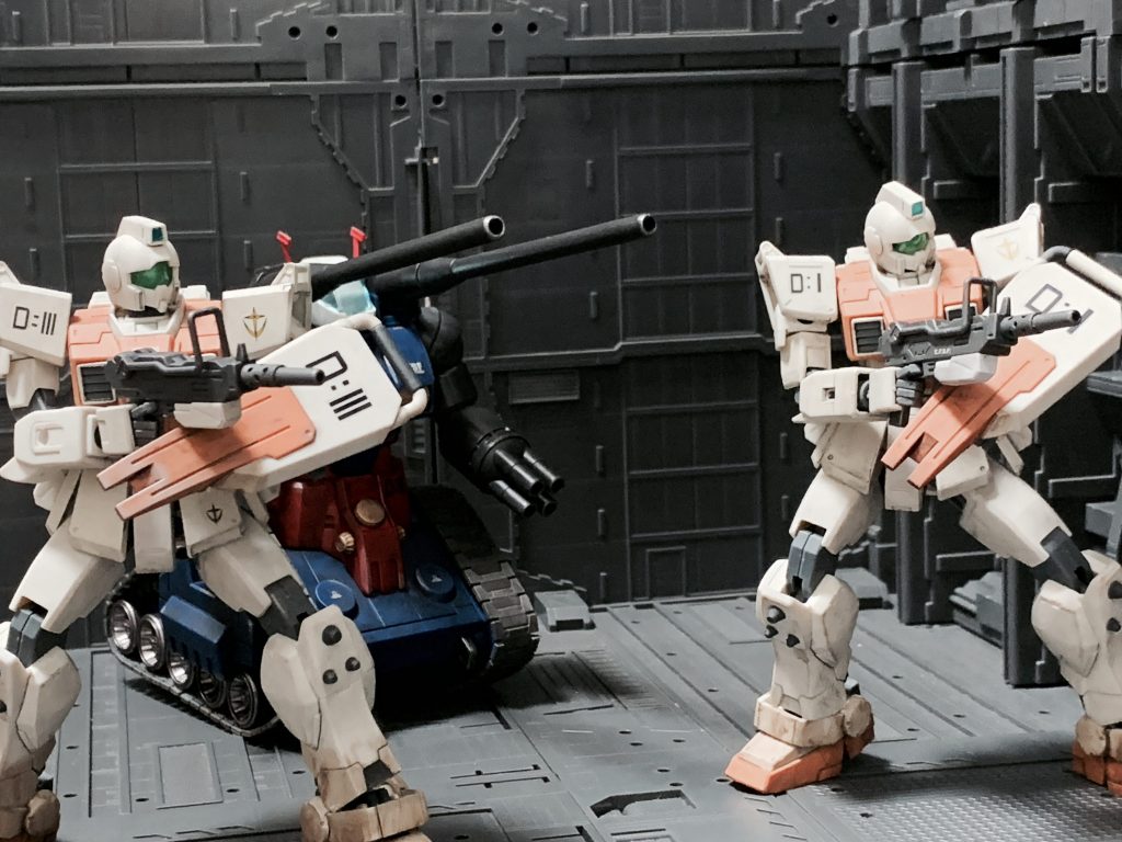 「おいおい、ジオンに兵なしってのは嘘だなあ。」「まあまあラリー少尉。レビル将軍の悪口はやばいですって。」