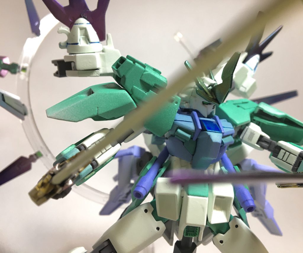 こちらは少し角度を変えて。何気にGNドライヴも装備しているので粒子を放出しながら飛ぶ姿はなかなか様になるのではと夢想。オーラロードが開かれるかもしれませんね(他作品)