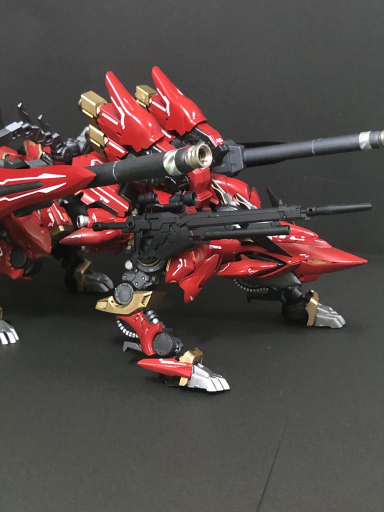 重心を下げ、砲身を前に展開して射撃態勢。四足歩行なので安定してそうです。撮影してる時、つまり完成後に急遽追加した肩のビームライフルとフルバーストみたいな感じにしてみました。