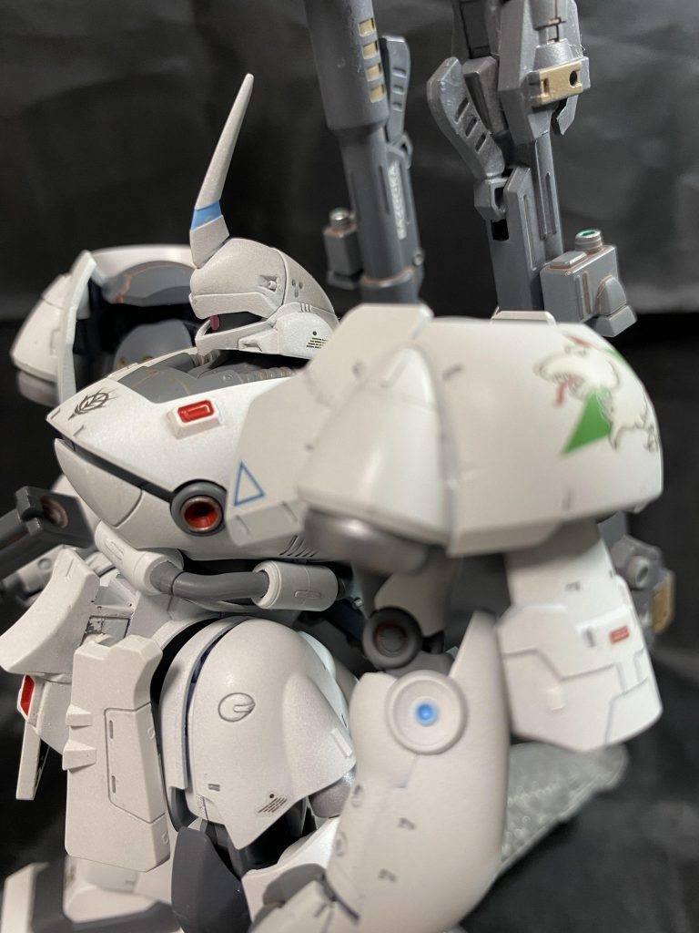 バストアップ!両肩のデカールはMGザクのシールド用!曲面パーツに頑張ってに貼りました。これがないとね。
