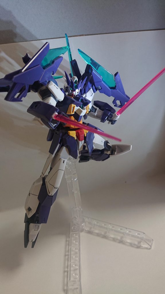 前のユーラヴェンマグナムは、武器がライフルとFファンネルだけでしたが、今回は、ビームサーベルと腕のサーベルを追加しました。これで、近接戦闘ができる❗👍