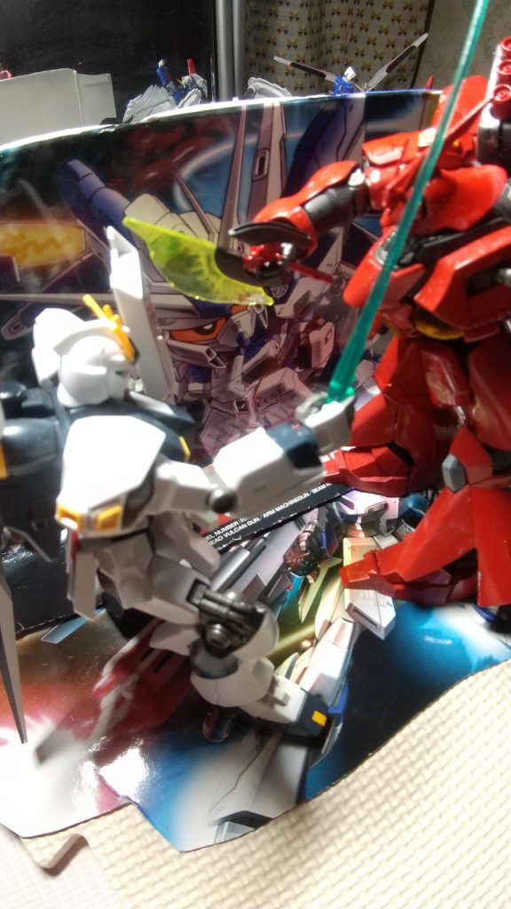 ボクの親友の金山くんに、RG Zを初めて、作って、ウェイブライダーに無理に変形して、腰のジョイント、折ってしまって(涙💧)、壊れたZを戦闘後の状態にしたらええって、発案もらって、サザビーの、左腕、シールドの重みで、はずれて、そのまま、アムロにシャアが片腕、落とされたようなイメージで、撮りました。これからも、ボクは、初心者ですけど、宜しくお願い致します。できたら、コメントとか御意見とか、頂けたら幸いです❗️ 