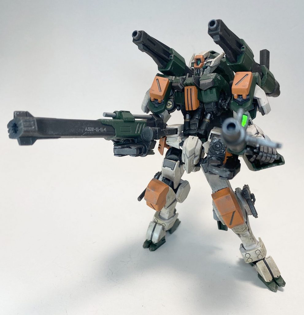 フラウロスの腰パーツに連結砲の基部を接着しました。ヴェルデバスターのようなフルバースト可能。バスターとは異なり左右ともに実体弾のイメージです。グゥレイトォ！