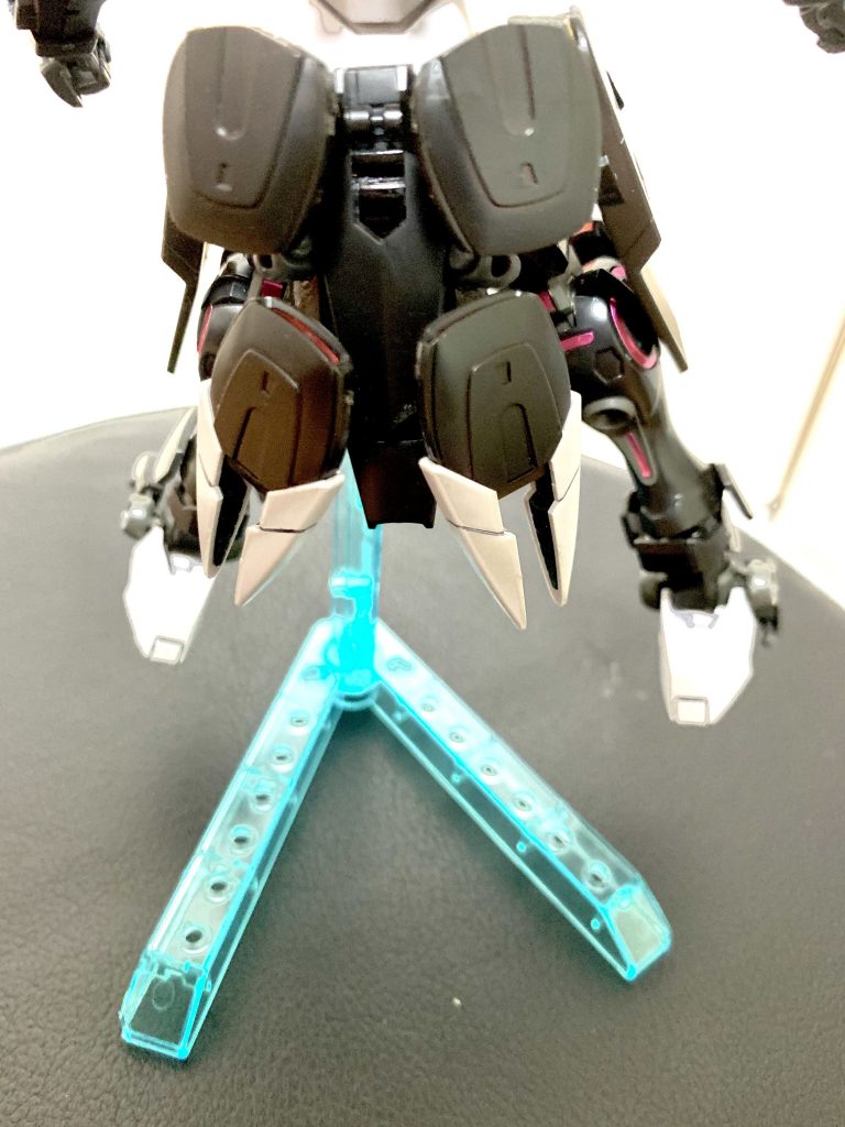 ファンネルコンテナ5.6.7.8番目の計4つのファンネルが搭載され、スカート状になっている