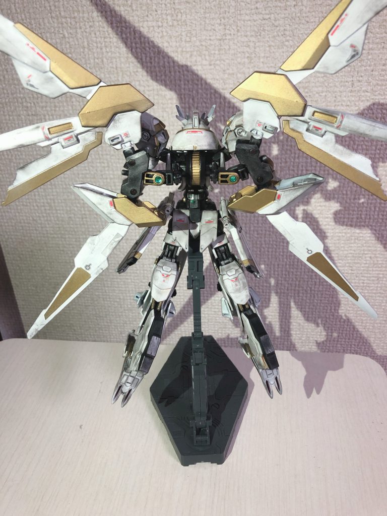 バックショットです！羽についてるのは100均で買った立体的なシールですが、サイズ感が良くて使いました✨リアルグレードのシールなども沢山使って情報量増やしてます！