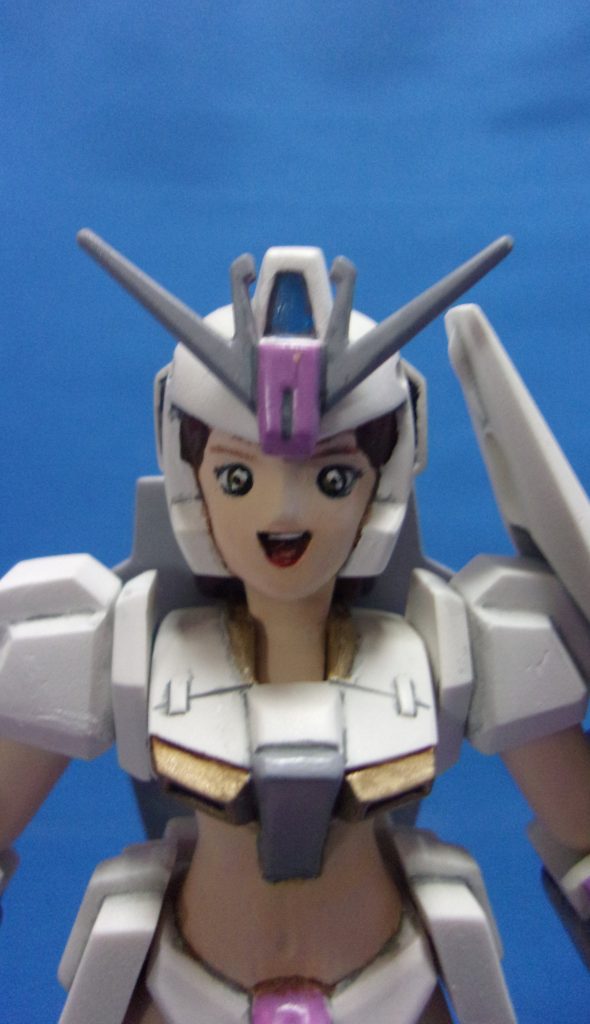 とにかく顔を少しでも可愛くしたくてひたすら彫ったり削ったりしています。近年の美少女プラモの顔に差し替えてしまう方がずっと簡単ですが、それではこのキットから逃げたようなものです。キット付属の瞳シールは変色しちゃってたので、眼もちまちまと手描きしてますが、1/144サイズなので結構大変でした。