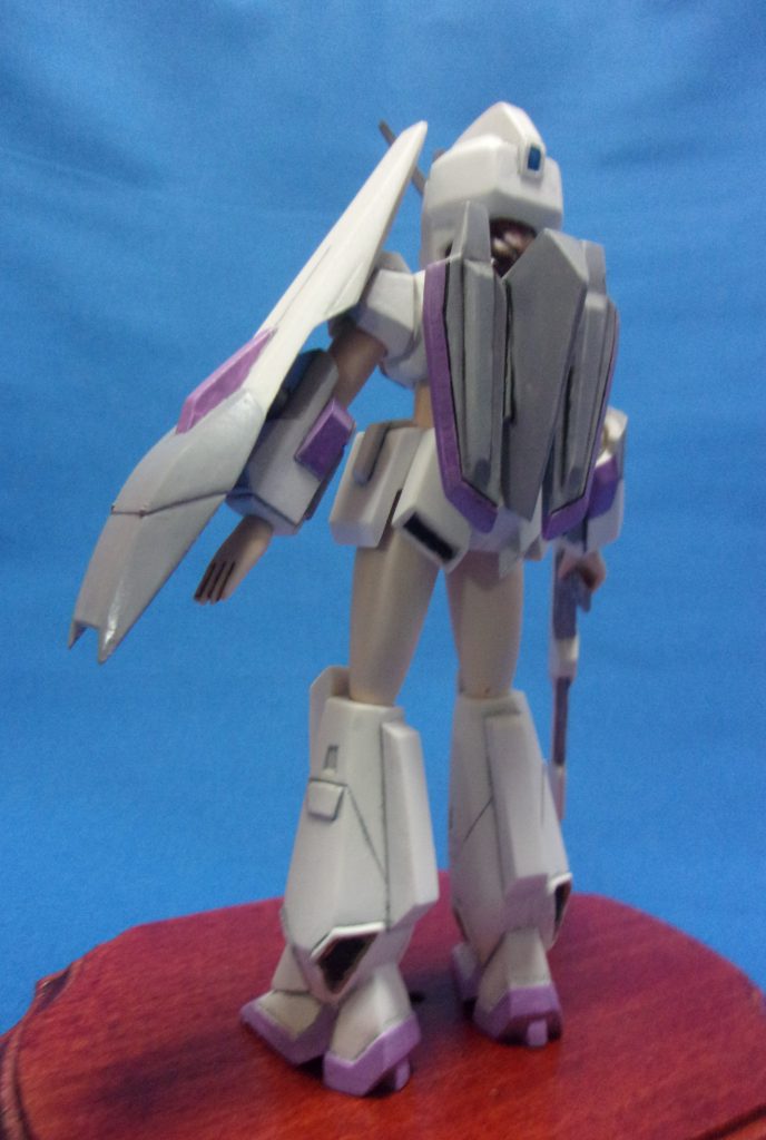 パーツがムクで重いので針金を入れてガッチリ接着してやらないと落っこちます。なおプラモ用接着剤は使えません。正直、今まで作ってきた中で一番しんどいキットでした。アーマードレディーはもう二度と作りたくないです。😅