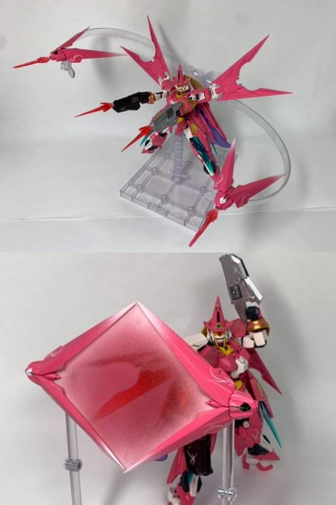 マントには二つのファミリアファンネルを備えており、状況に応じて支援攻撃とビームバリアによる防御を担当します。