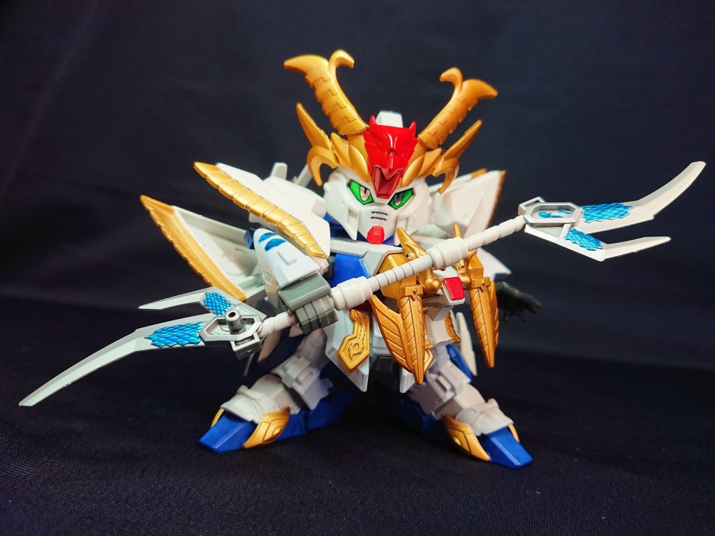 武器の白鵬文はそのままに、連結時の白鵬双戟は少し延長しています。武器以外の追加設定に、翔烈帝、機武帝、轟大帝の三国同様に、帝の名を冠するため天玉鎧を呼び出すことができます。ペーネロペーのフライトユニットをモチーフとした麒麟型の天玉鎧で、司馬師オデュッセウスと合体し、真景王 司馬師ペーネロペーとなります。