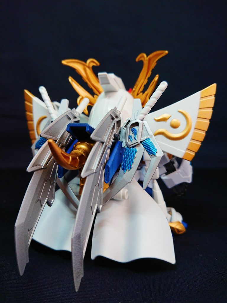 背部スラスターは司馬師の白鵬景を使用。レプリカという設定で武器としても使えます。腰から下は王らしくマント風に。白鵬双戟用の持ち手も懸架し、余剰と紛失対策です。