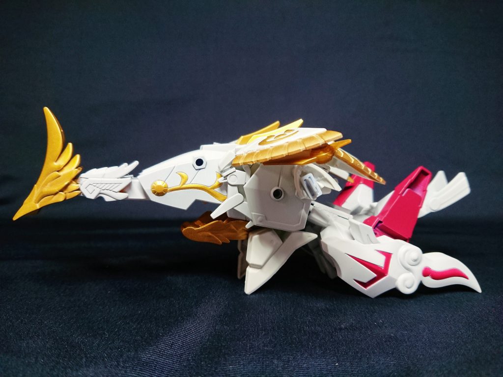 他の天玉鎧と違い、フライトユニット風に見せるため白にしています。皎(白)い麒麟というそのままの意味で皎麒としました。