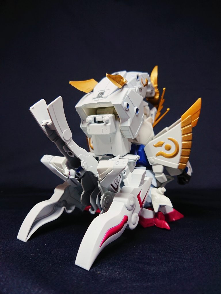 後ろから。天玉鎧らしいというか、SDガンダムらしいゴテゴテ感。フライトフォームの変形はオミットしています。
