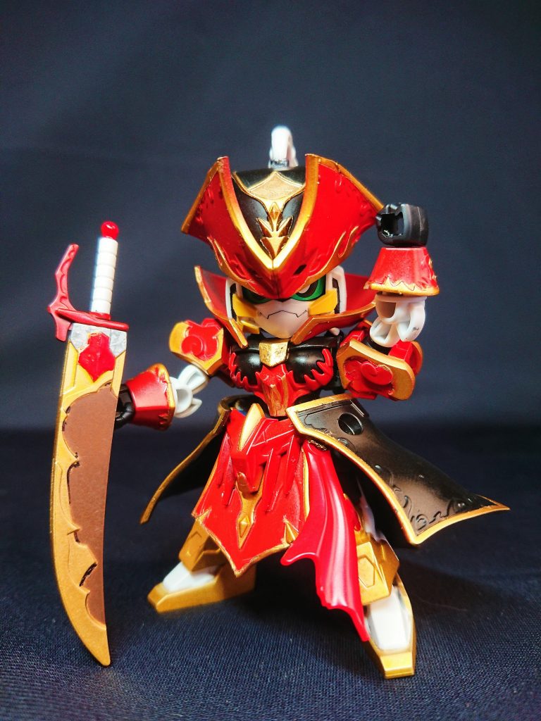 大喬アルテミー/小喬GNアーチャーをベースに、ベンジャミンV2のパーツを使用。襟は三国伝曹操の襟をカットし、プラ板で繋ぎ、頭部を振ったときに襟が自然な可動になるようにしています。えげつないほどの過剰装飾のベンジャミンV2と違い、アニメ同様にエングレービング塗装は控えめです。