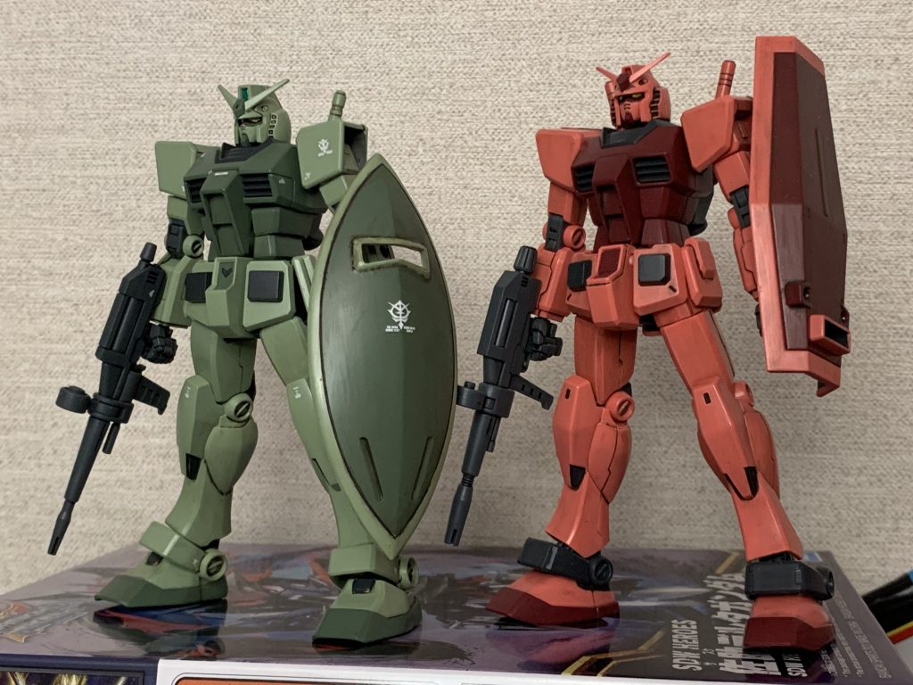 塗装しちゃってるんですけど、HGリバイヴのガンダムと並べてプロポーションの違いが面白いですね