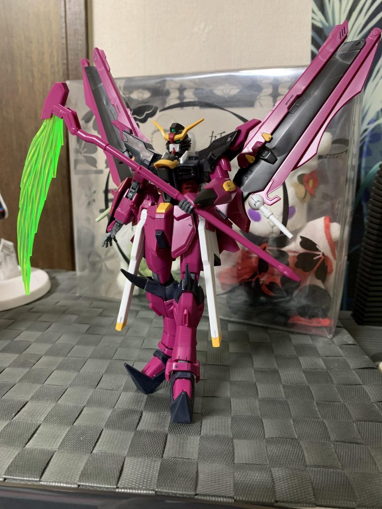 立ち姿が美しく久しぶりのHGかつ初のビルド系でしたので楽しく組み立てをしました。