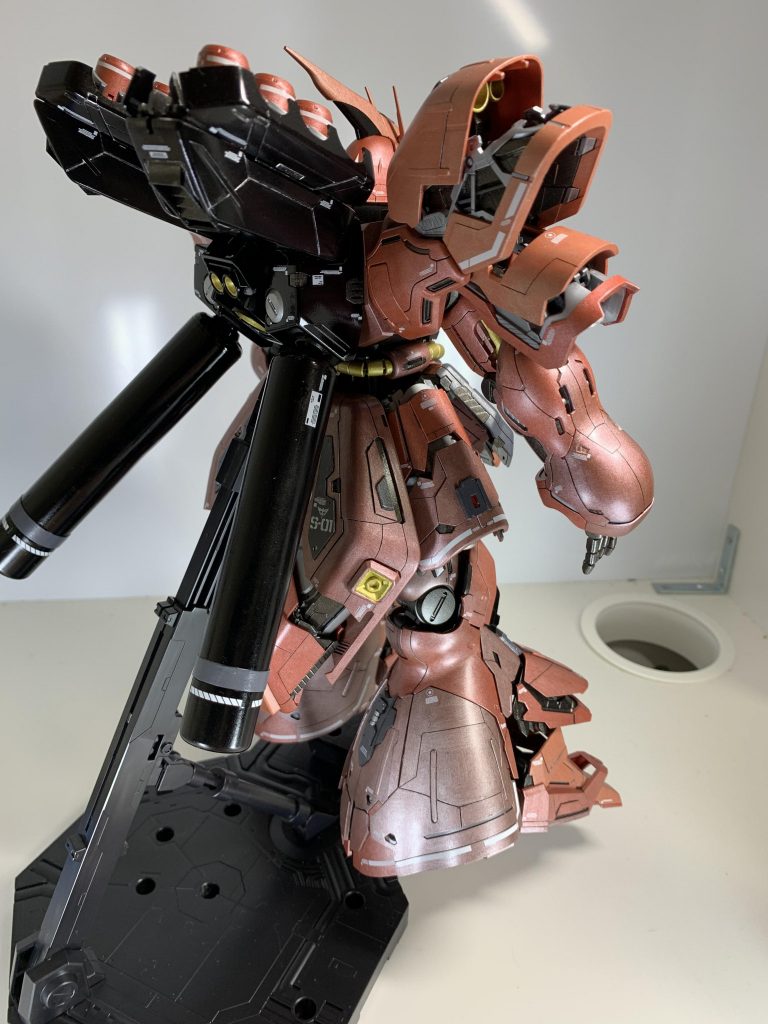 リアスカートは飾るとほぼ見えませんが、色々こだわって作っております。また、腰や肩、足などにランナーとプラ板で作成した動力ケーブルを取り付けております。