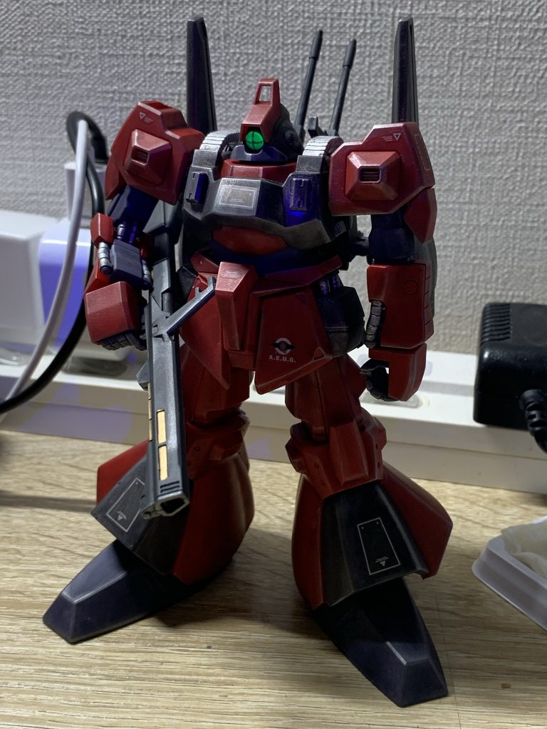 モノアイはブラックライトで点灯します。