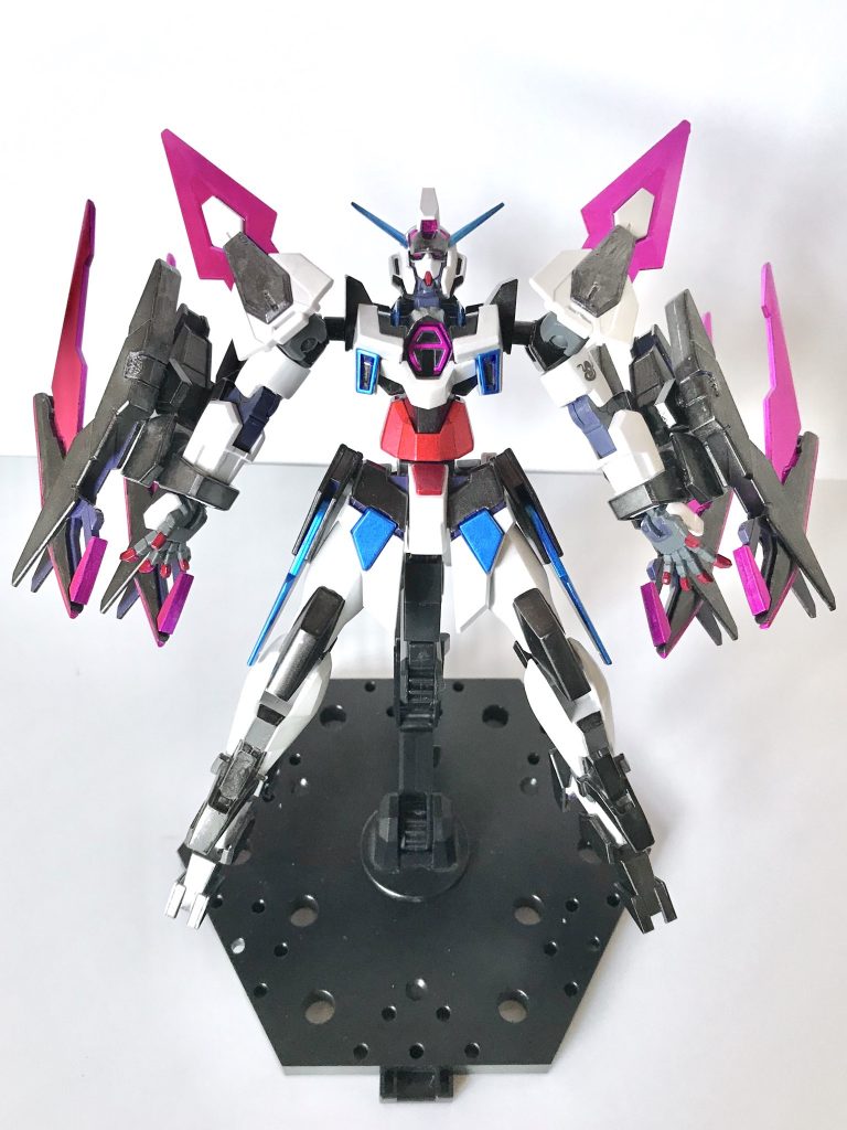 特殊モード形態．両腕部のブレイドが展開し，特定の機体に対して有効な形態に移行します．