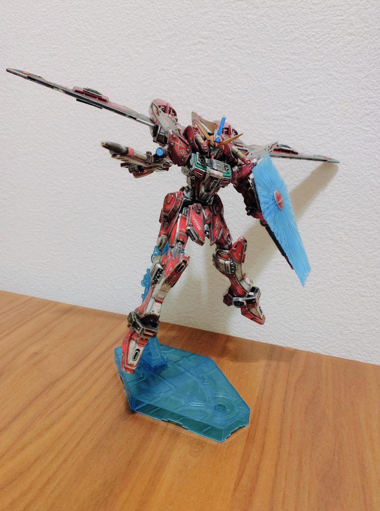 つや消しスプレー後、各所デカール貼りといつもの如くウェザリングカラー・マルチブラックでスミ入れ兼ウォッシングの一石二鳥仕上げ。笑ガンダムデカールが中々手に入らず苦労しました。MG用の大きいものはサイズに合わせて切り取って貼り付けたりしています。