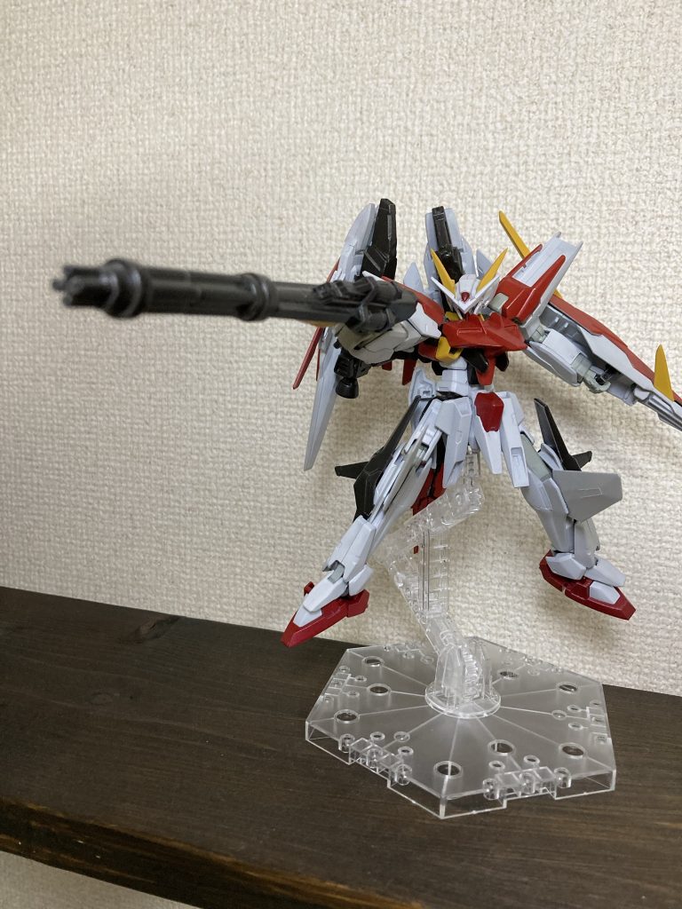 主兵装GNバスターガトリング連射性と火力を兼ね備えた武器バスターライフルの先端を切取り、パワードアームズパワーダーのガトリングを移植。それだけだと側面が少し寂しかったのでプラ棒で肉付けしてます