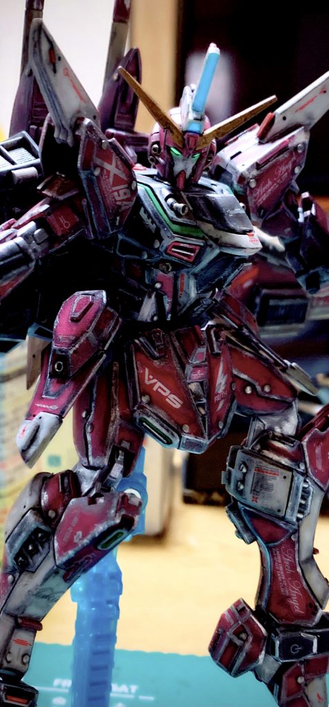 デスティニーとはまた違う表現をしたいと思い、ウェザリングカラー・マルチホワイトで全体を軽くウォッシング。その上から水性アクリジョンやガンダムマーカー・シャインシルバーを使って全体をチッピング。ハイライト的な効果を期待して入れてみました。