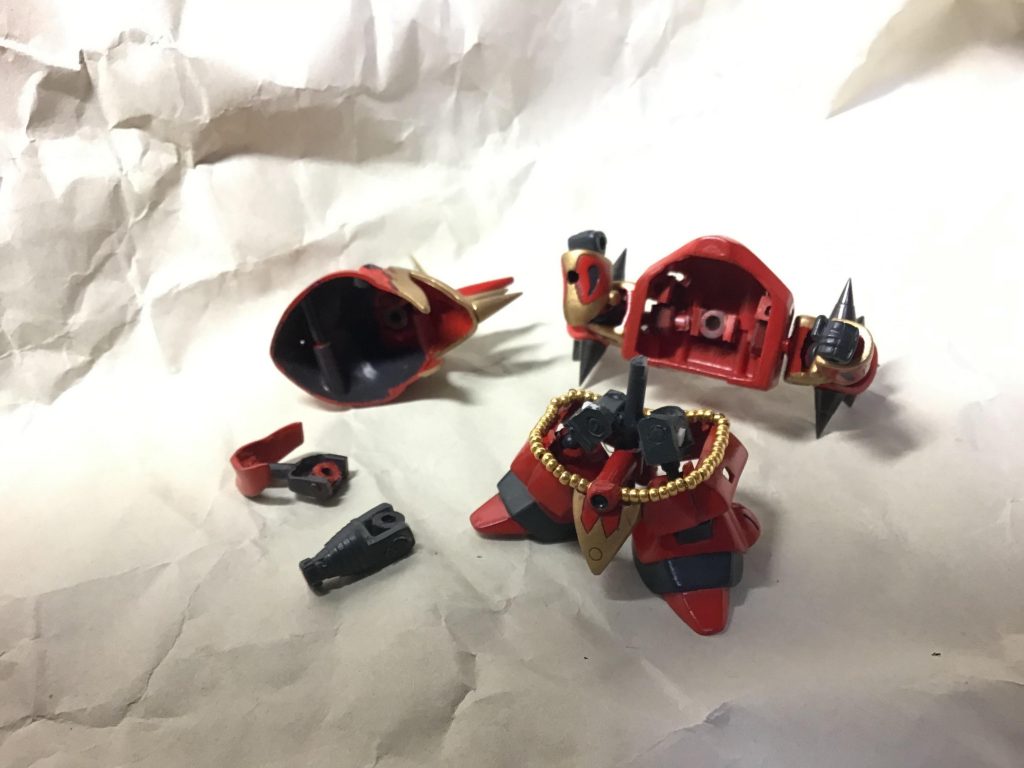 ちょっとバラして。アゴとモノアイは上下にも多少動かせます。モノアイ基部は何かのバーニアです。足の付け根はやや高めの位置にあります。