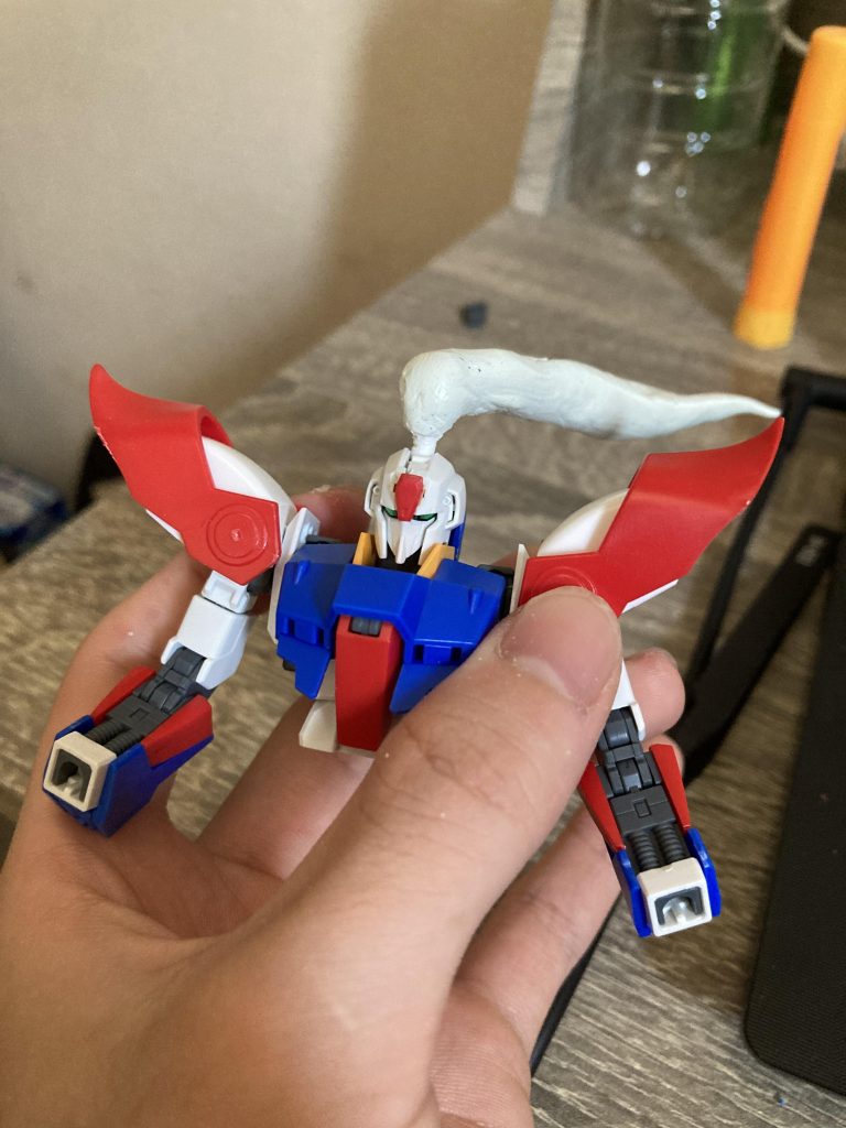 髪の毛は、エポキシパテを使って工作しました。動きをつけたかったので風で揺らいだ感じに仕上げてみました！